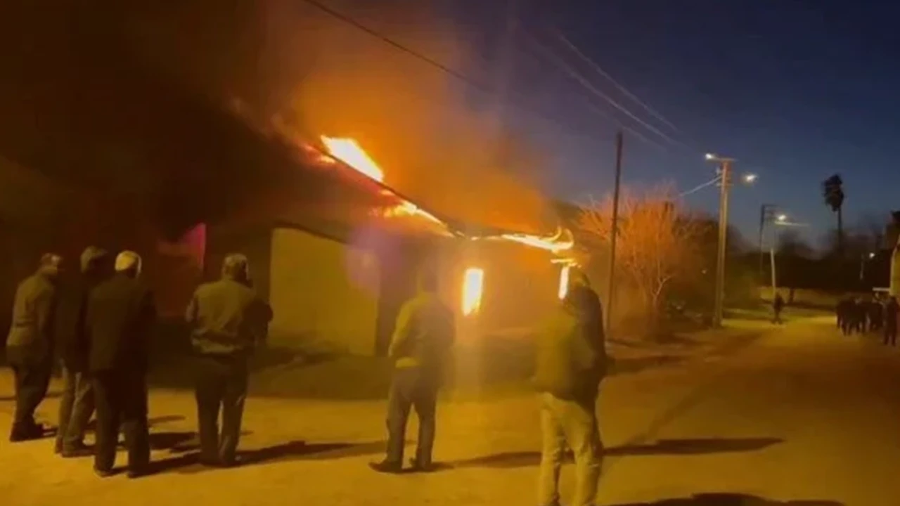 Adana'da korkutan yangın!  İki ev alevlere teslim oldu