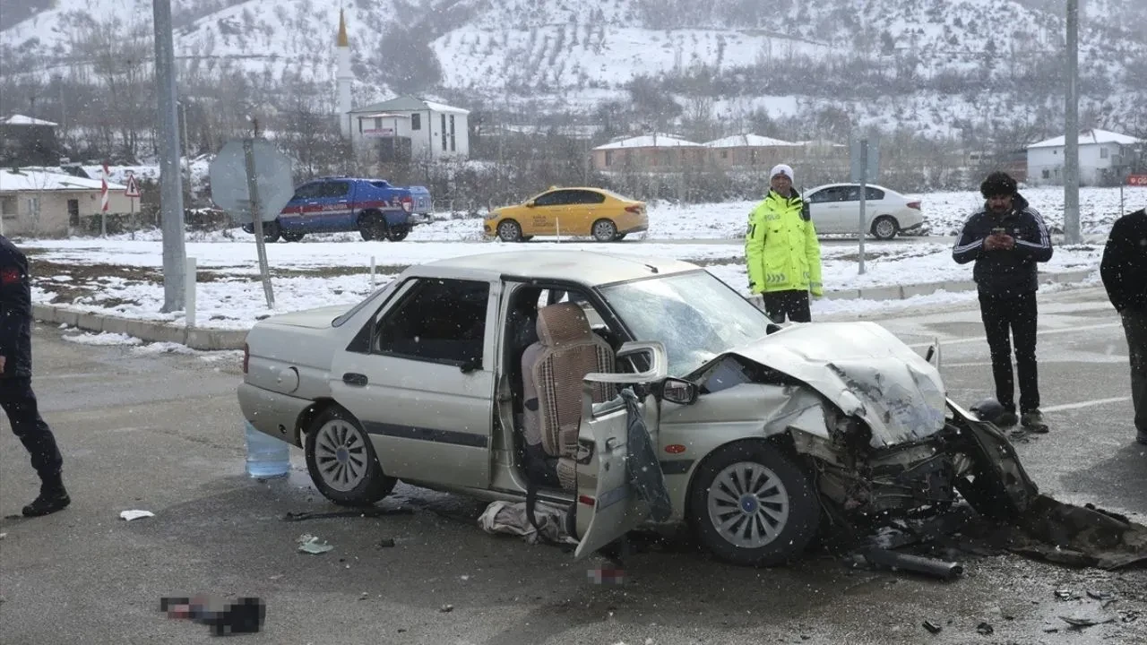 Tokat'ta tır ile otomobil çarpıştı! 1 ölü, 2 yaralı