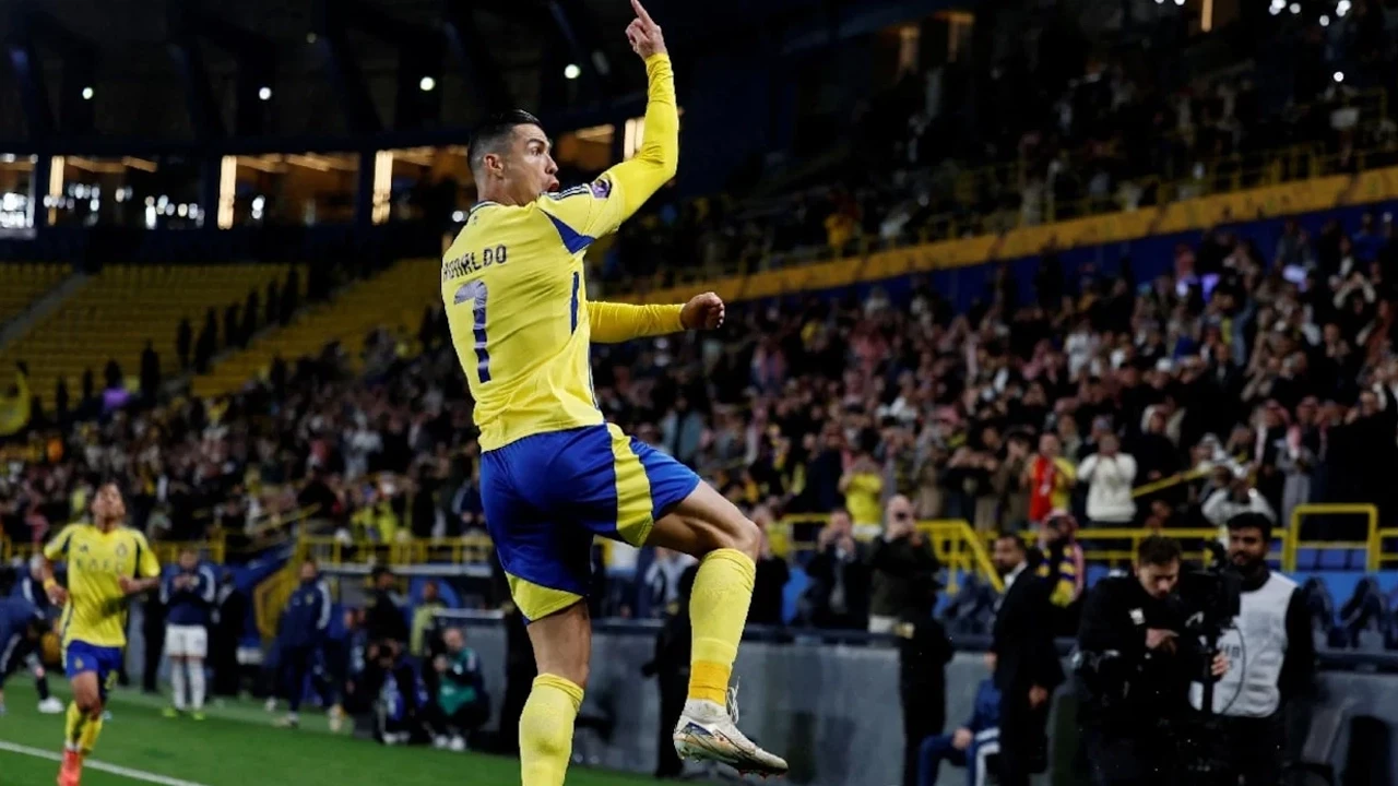 40 yaşında bile yıldızı sönmedi: Cristiano Ronaldo, futbol tarihinin en golcü ismi oldu