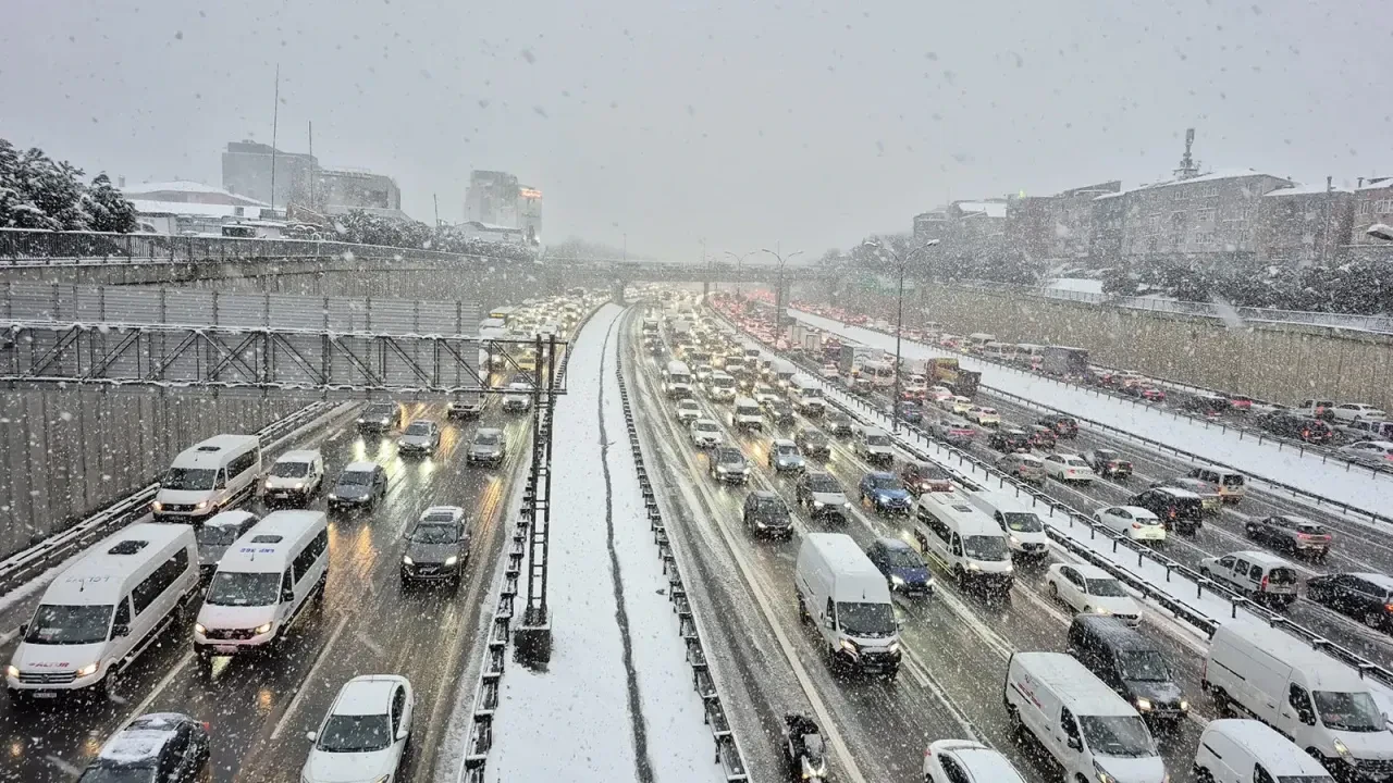 Kar yağışı trafiği nasıl etkiledi?  İstanbul, Ankara ve İzmir'de yola çıkanlar dikkat