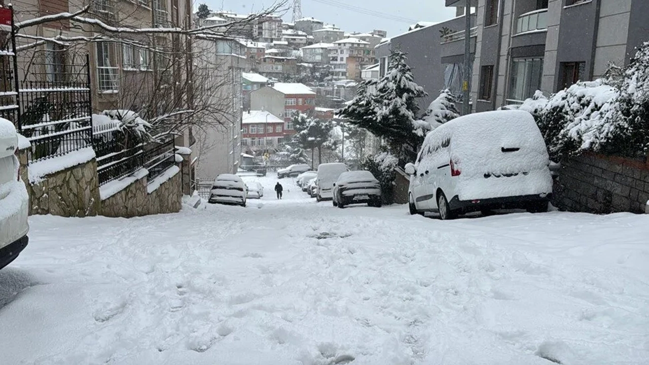 İstanbul’da yarın okullar tatil olacak mı? Bir üniversiteden yüz yüze eğitime buzlanma arası