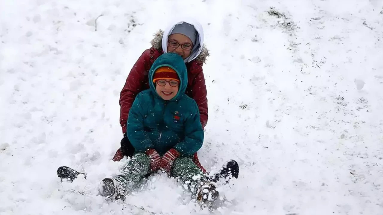 İstanbul Pazartesi günü okullar tatil olacak mı? 24 Şubat Pazartesi okul olacak mı?