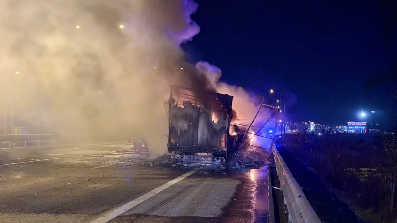 Sakarya'da seyir halindeki tır yangını: İtfaiye ekipleri müdahale etti