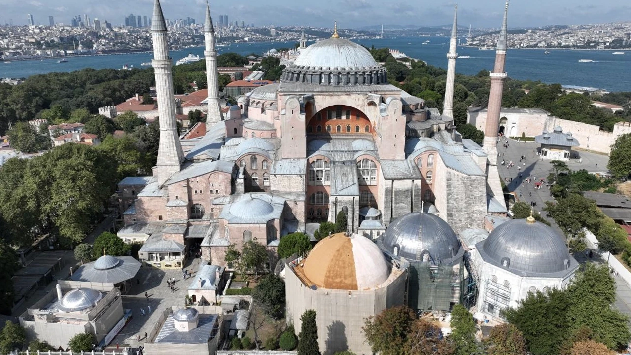 Ayasofya Camii'nin kapısını kıran zanlıya 1 yıl 8 ay hapis cezası!