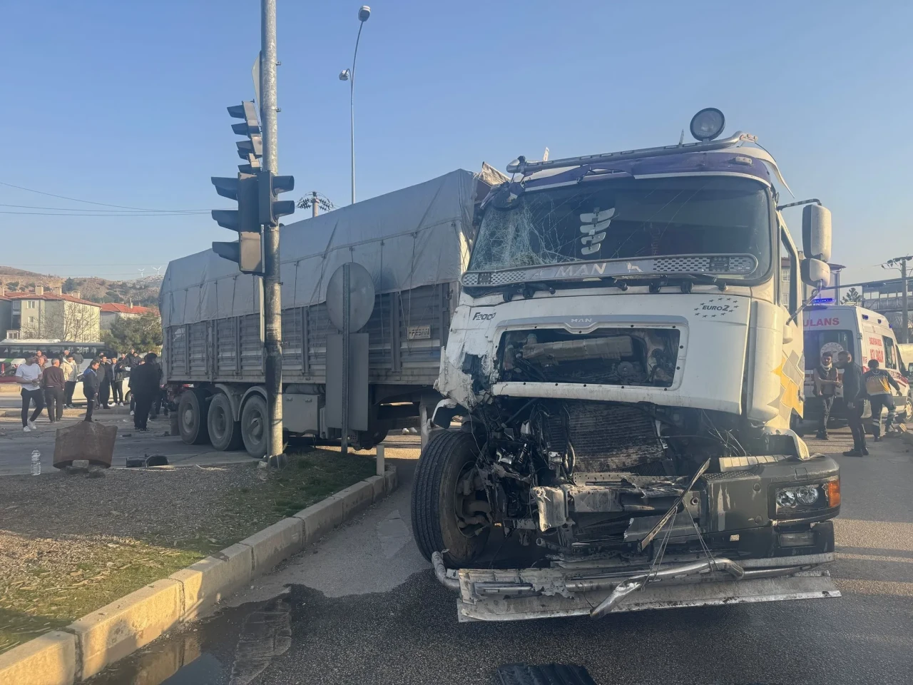 Afyonkarahisar’da tır ile midibüs çarpıştı: 5 yaralı