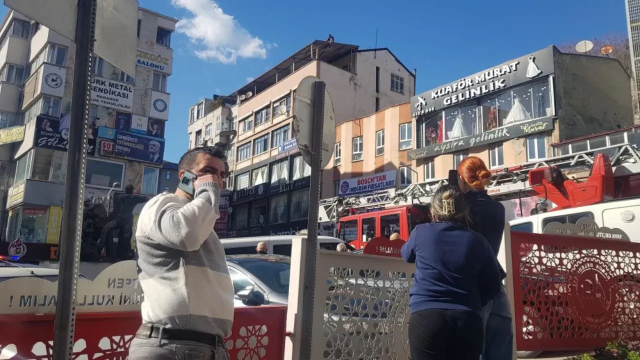 Karabük'te intihar vakası: Çatıya çıkan şahsı çekmek için yarıştılar!