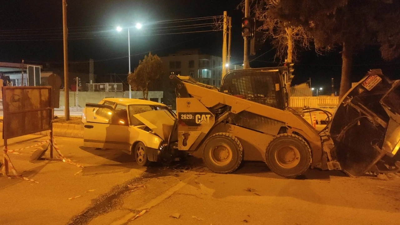 Adıyaman'da otomobil, iş makinesine çarptı!