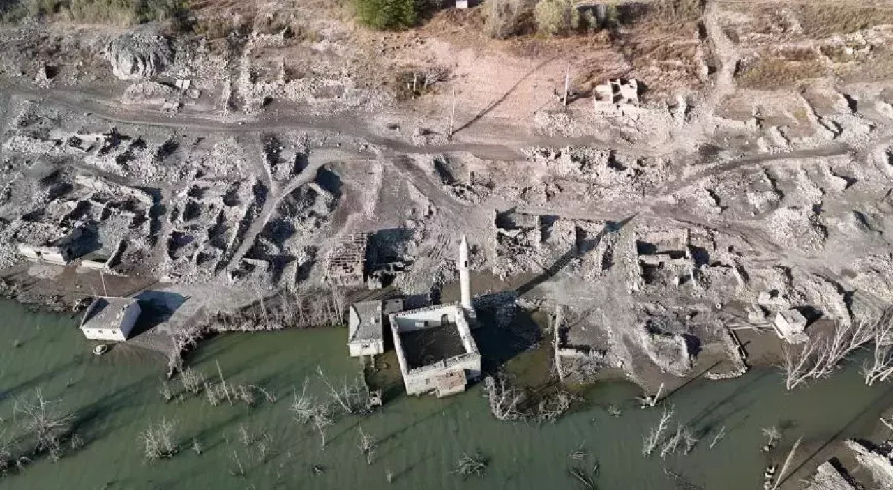 16 yıl sonra Sivas'ta baraj altında kalan köy ortaya çıktı!