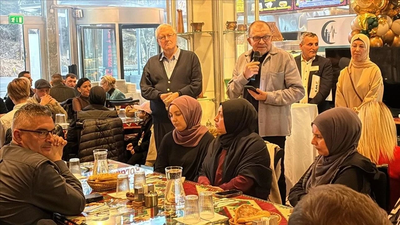 İsveç'te farklı inanç gruplarının temsilcileri iftarda bir araya geldi