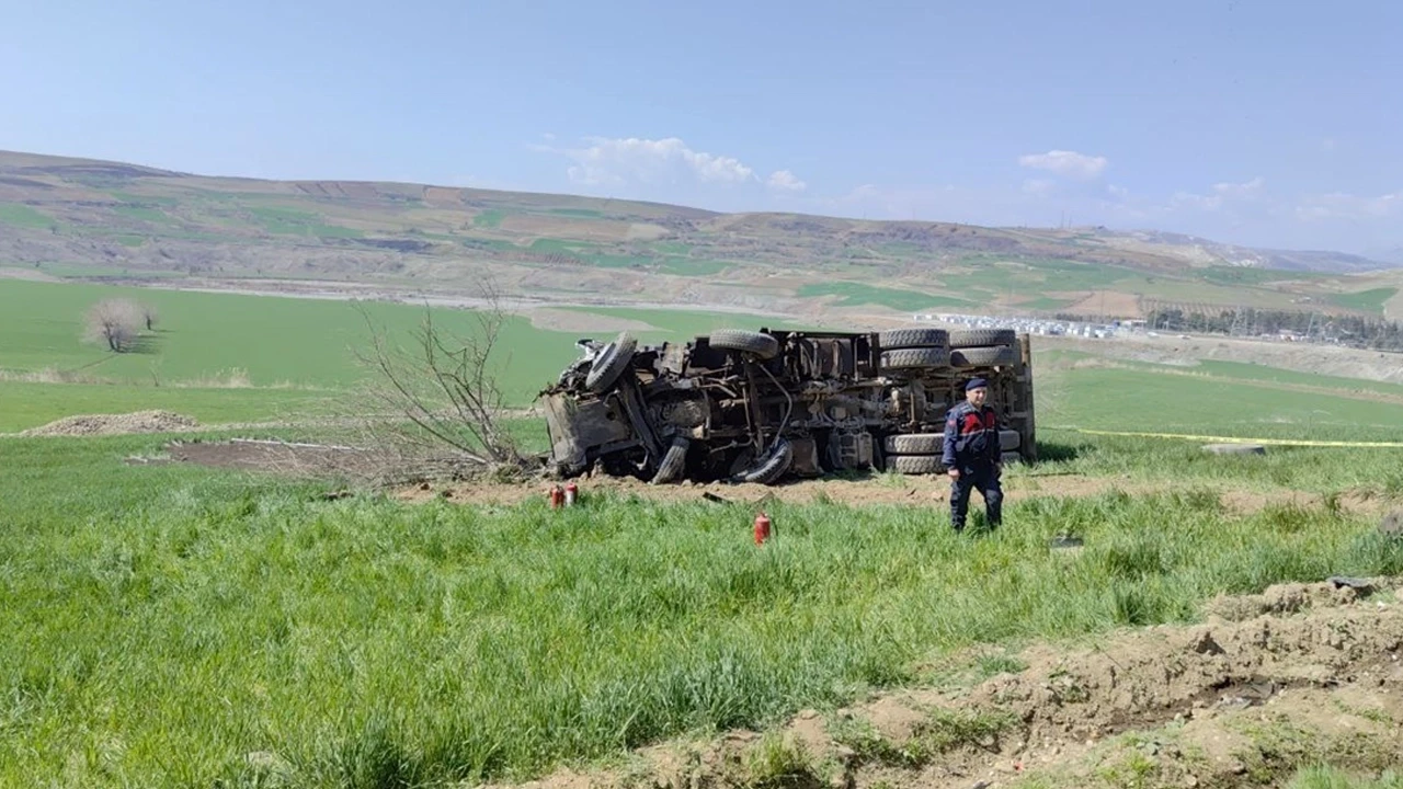 Adıyaman'da kamyon dehşet saçtı: Park halindeki tırlara çarptı! 1 ölü, 1 yaralı