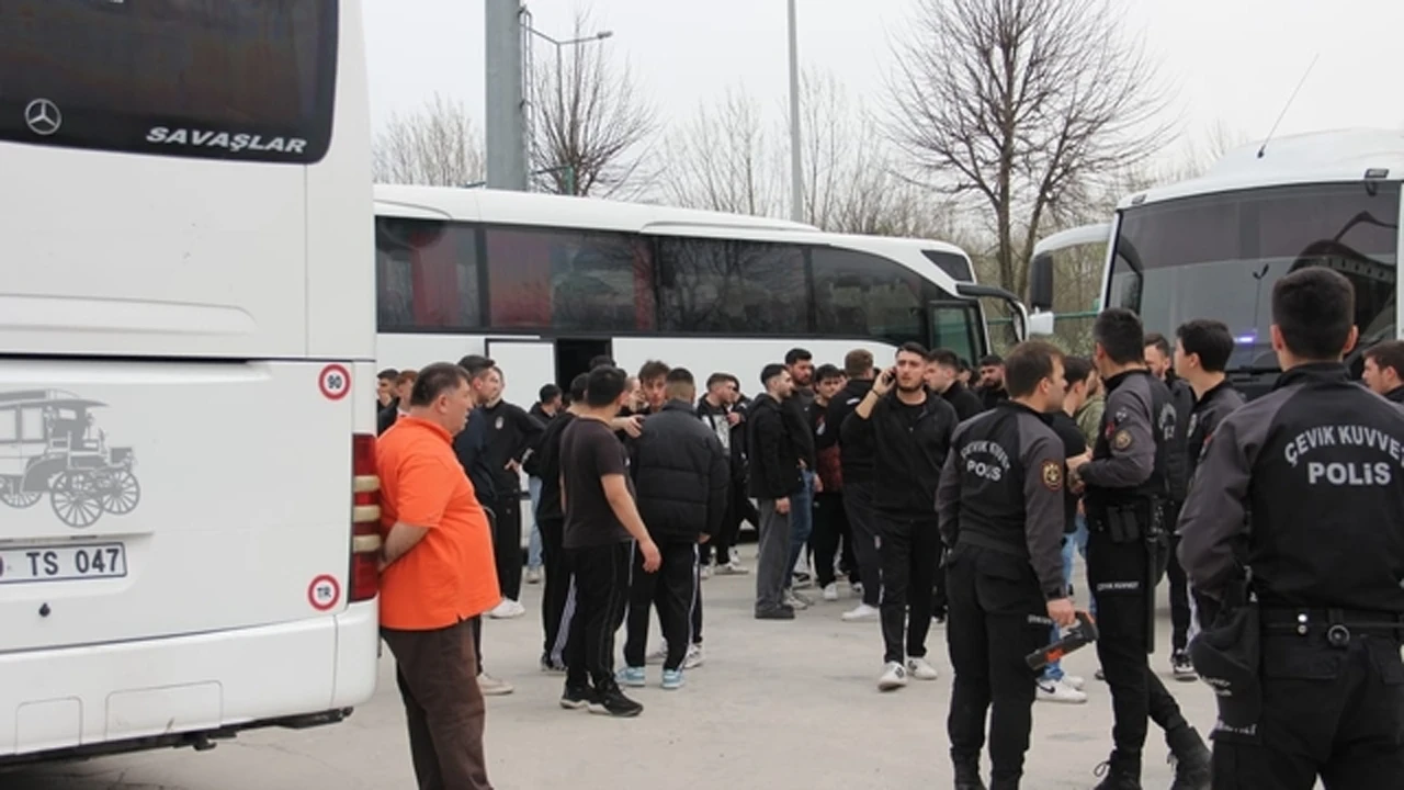 Sakarya'da futbol maçında kavga: Taraftar bıçak ve satırla birbirine girdi!