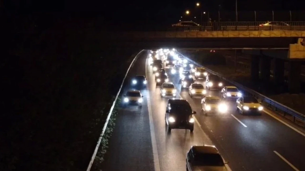 Ataşehir'de polis ekiplerine yol vermeyen sürücülere adli işlem başlatıldı