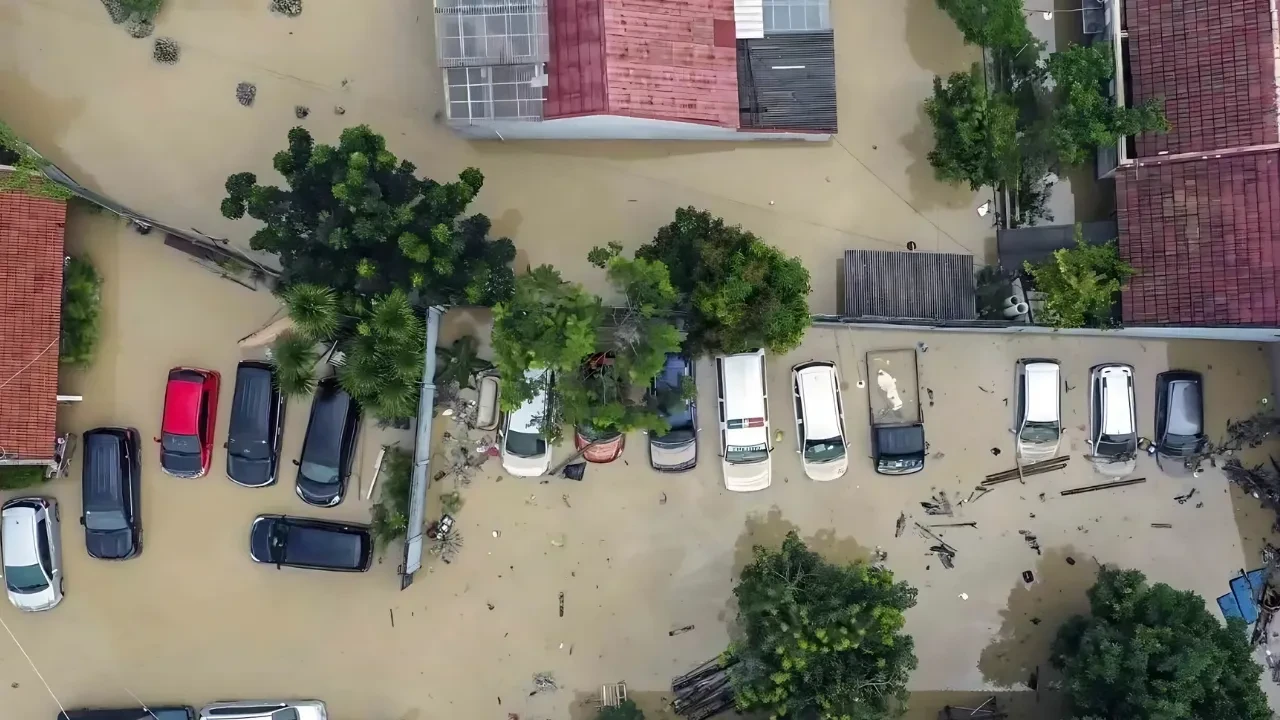 Endonezya'da sel felaketi: Kara yolları kapandı, binlerce kişi tahliye edildi