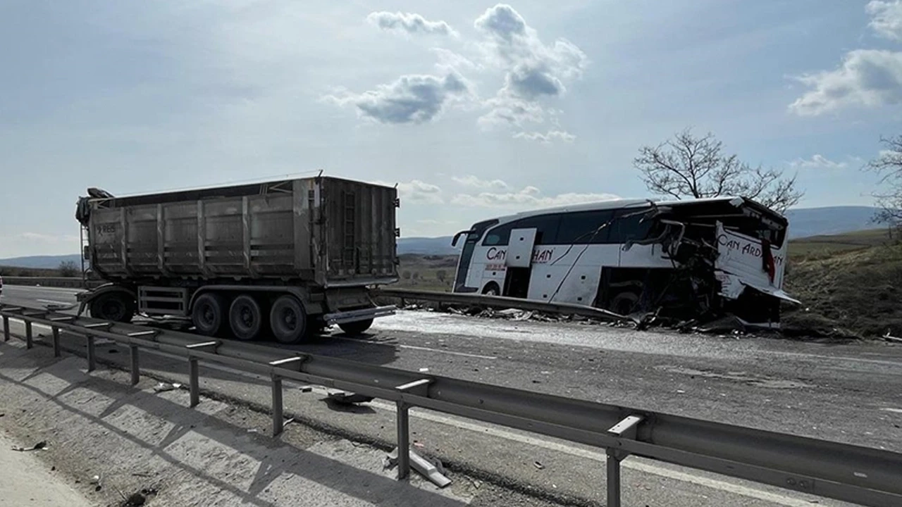 Bilecik Bozüyük'te trafik kazası: Çok sayıda yaralı var