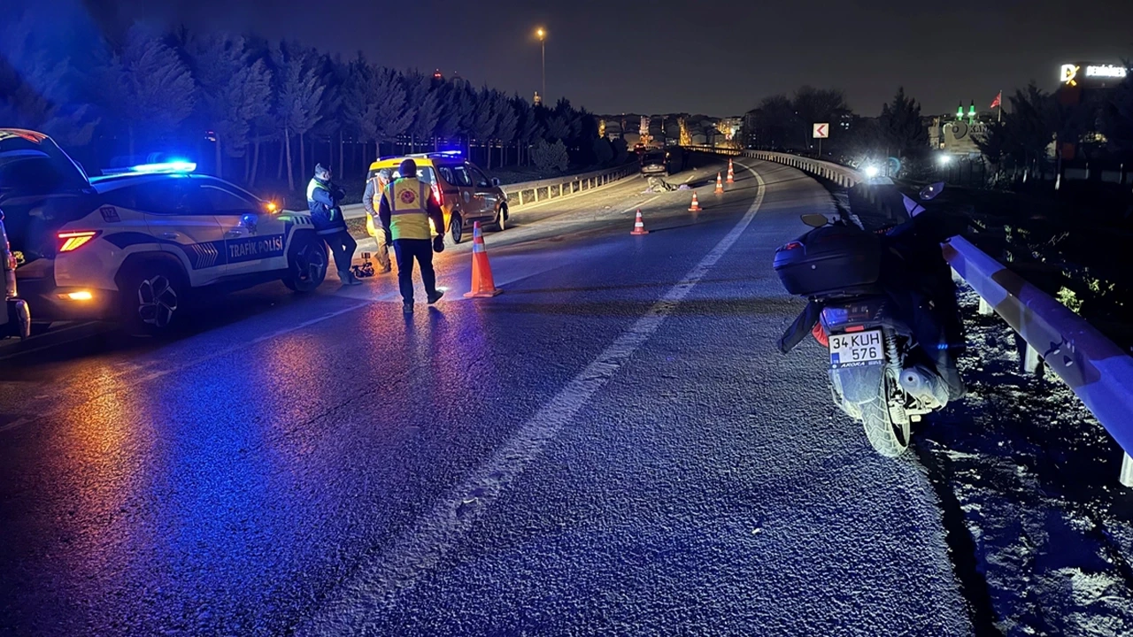 Bağcılar TEM Otoyolu'nda feci kaza: Motosiklet sürücüsü hayatını kaybetti