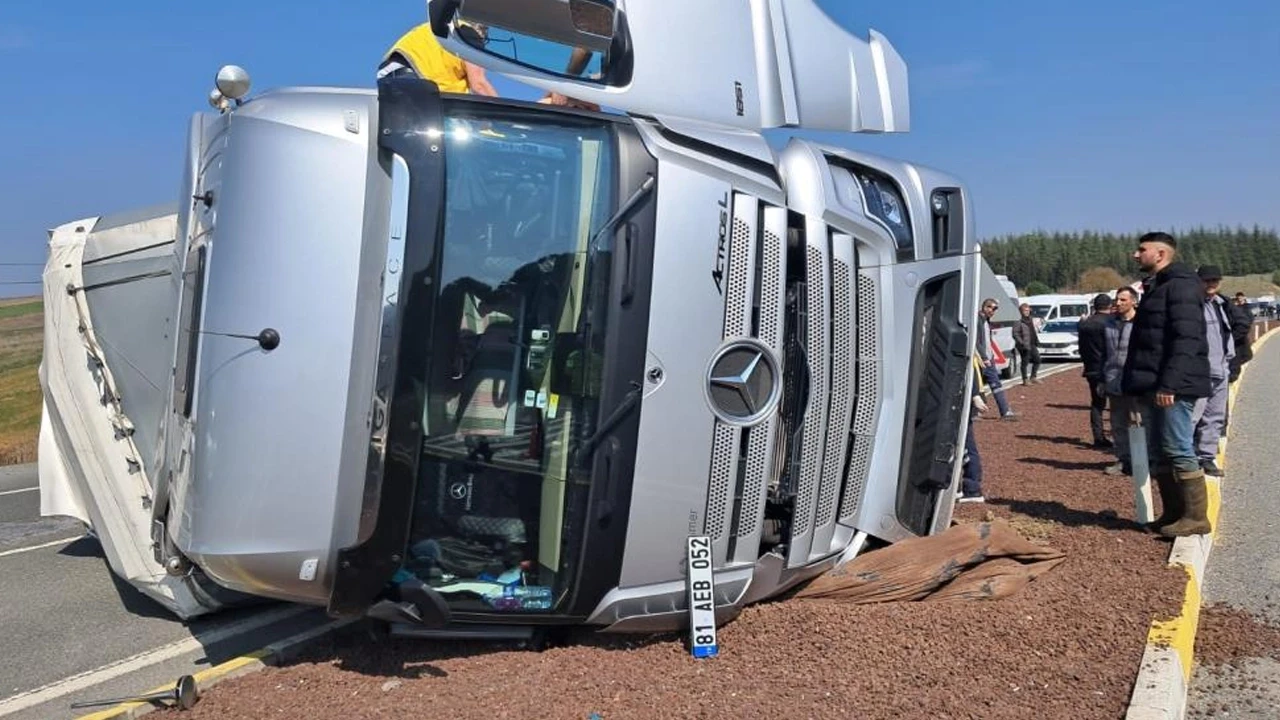 Balıkesir'de tır devrildi! Yol trafiğe kapandı