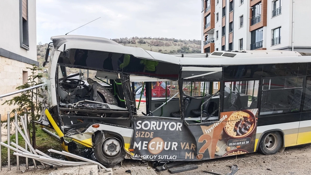 Bursa'da halk otobüsü site bahçesine düştü! 1 ağır yaralı