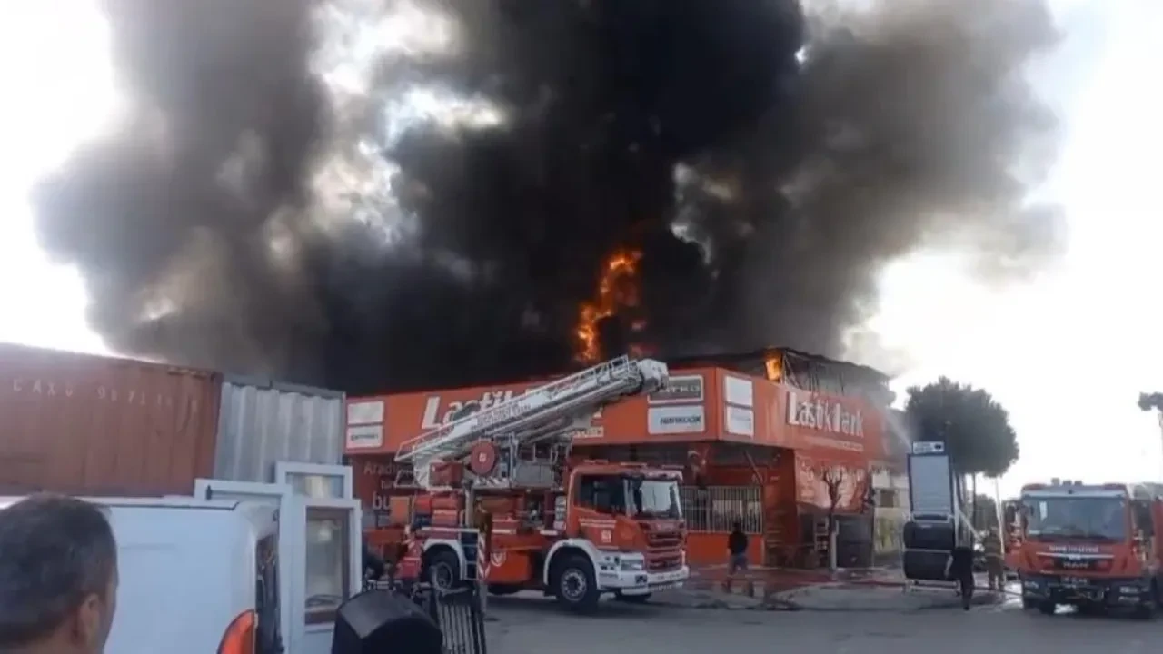 İzmir'de korkutan yangın: Lastik dükkanı alevlere teslim oldu!