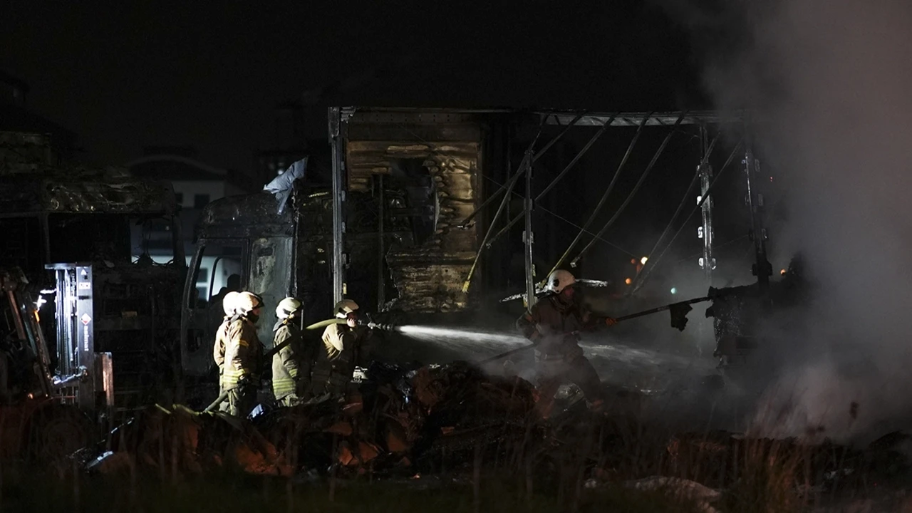 Arnavutköy'de park halindeki 2 TIR alevlere teslim oldu