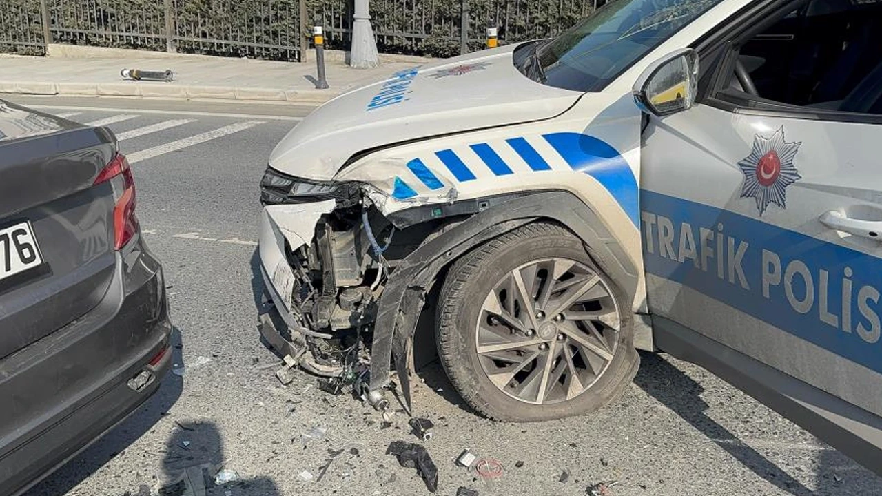 Küçükçekmece'de 'Dur' ihtarına uymayan sürücü, polis aracına çarptı!