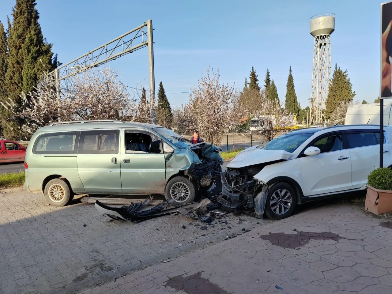 Karamürsel'de korkutan kaza! İki araç kafa kafaya çarpıştı: 2 yaralı