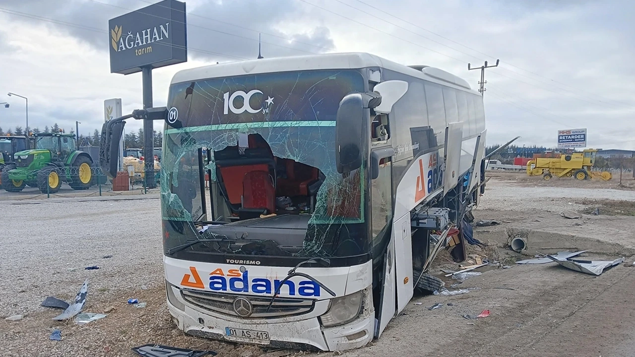 Ankara'da yolcu otobüsü bariyerlere çarptı! 16 yaralı