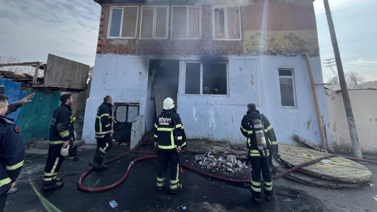 Çorlu'da yangın: Küle dönen evini gözyaşlarıyla izledi!