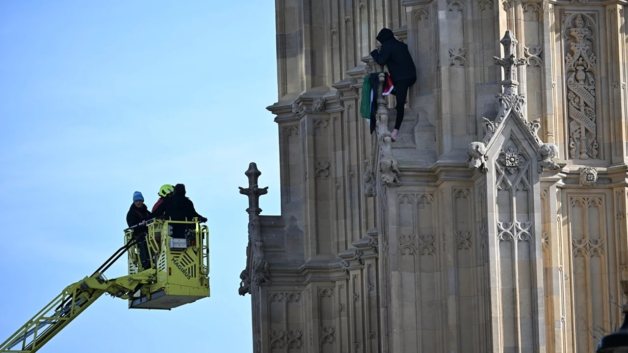 İngiltere’de Filistin bayrağı açan protestocu, Big Ben’e tırmanarak 16 saat eylem yaptı