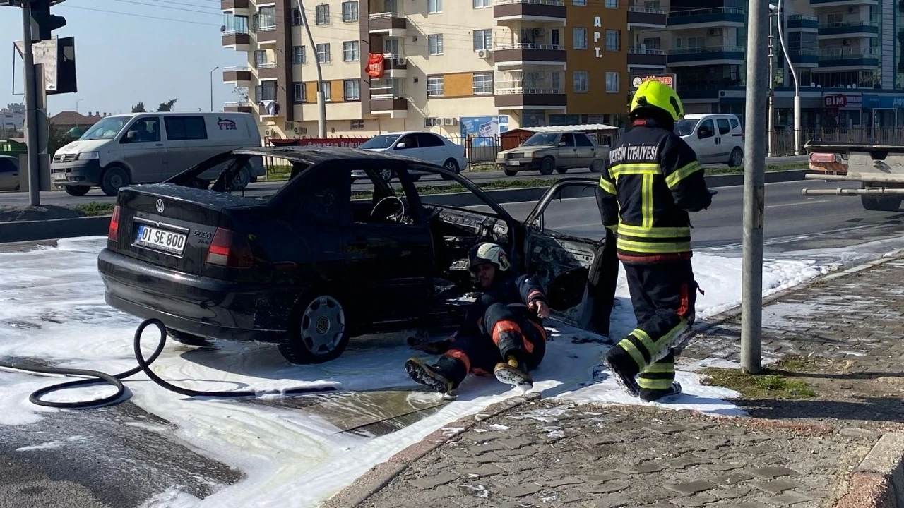 Mersin'de otomobil feci şekilde yandı!