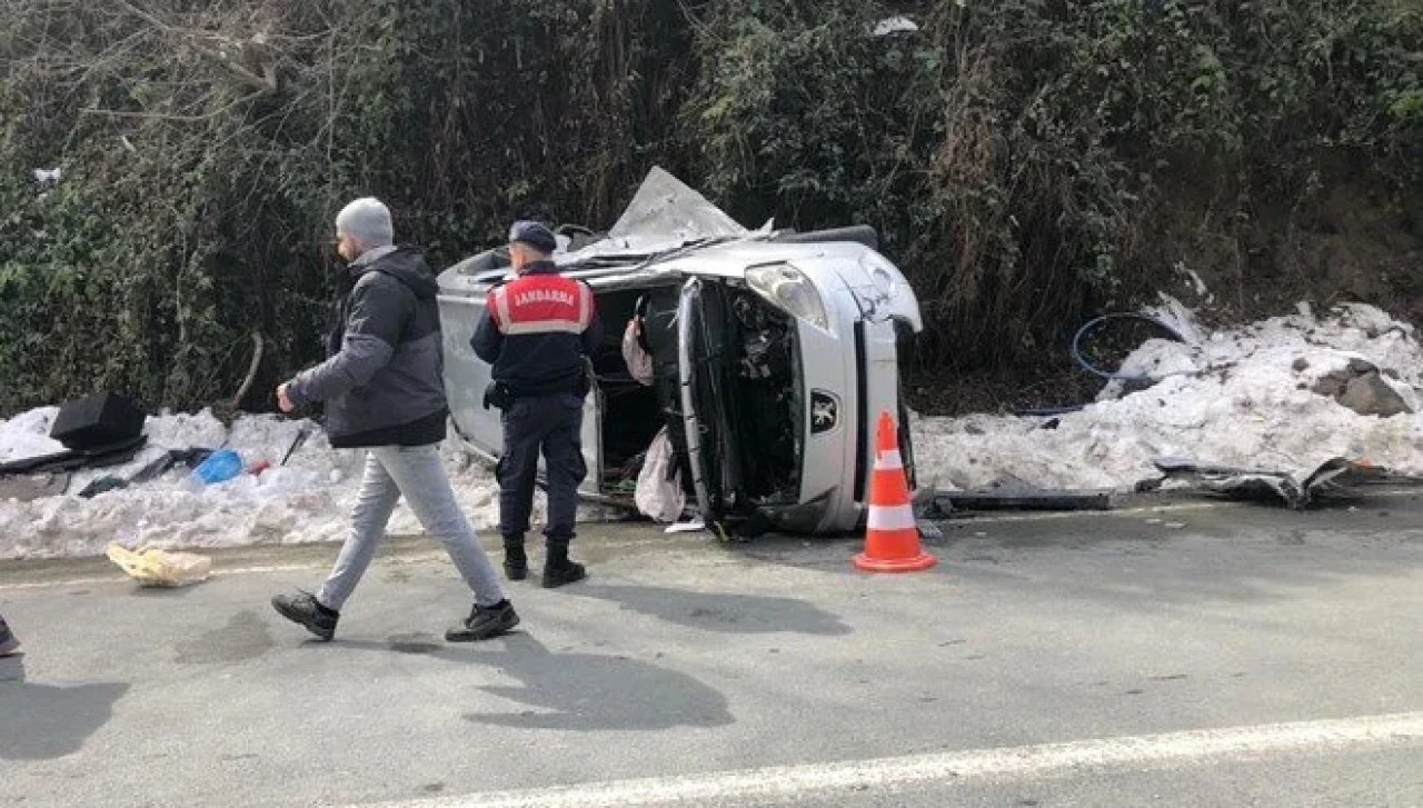 İşçi servisi ile hafif ticari araç çarpıştı: 3 kişi yaralandı