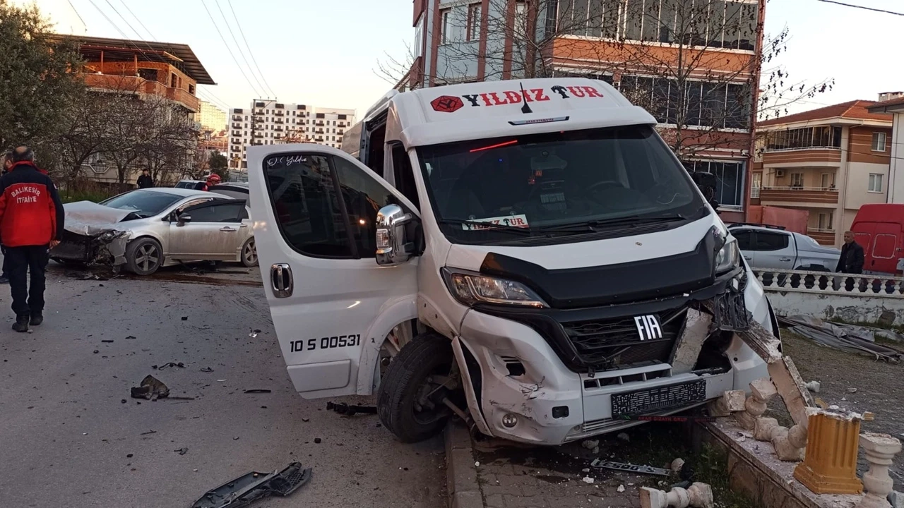 Balıkesir'de feci kaza: İşçi servisi ile otomobil çarpıştı! 6 yaralı