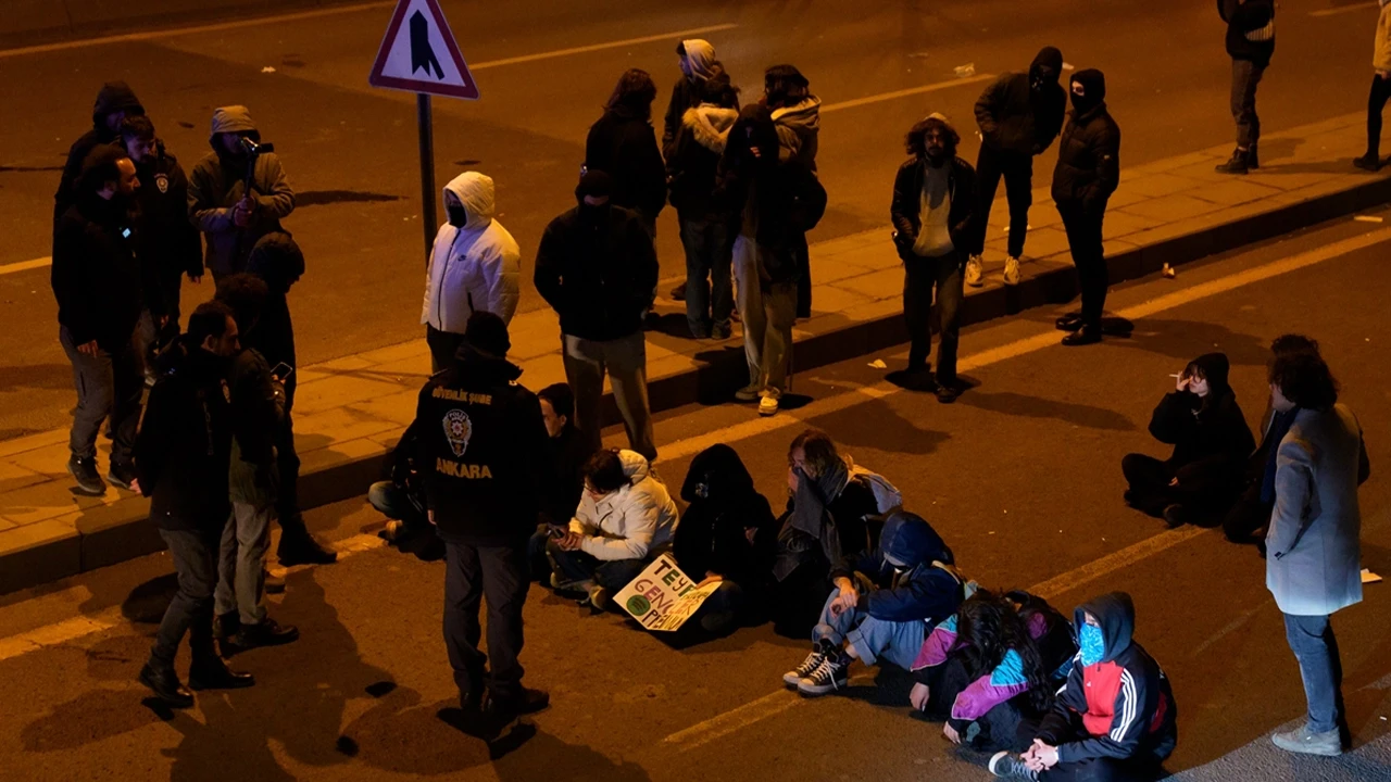 İBB soruşturmasına yönelik protestoda 5 polis yaralandı