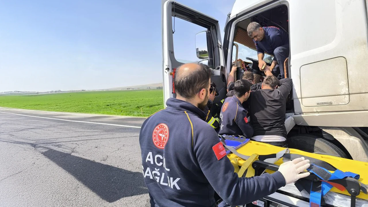 Mardin'de korkunç kaza: Kontrolden çıkan tır, bariyerlere çarptı!