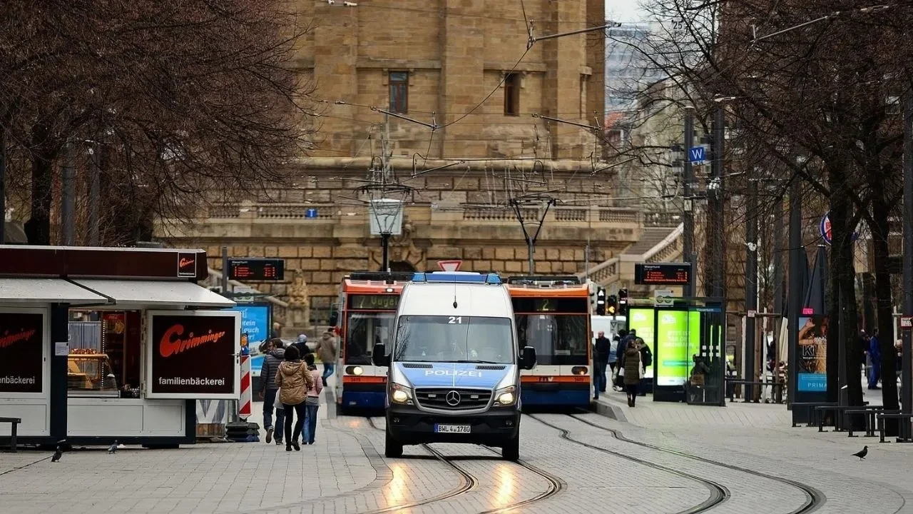 Almanya’da araç kalabalığın arasına daldı: Çok sayıda yaralı var