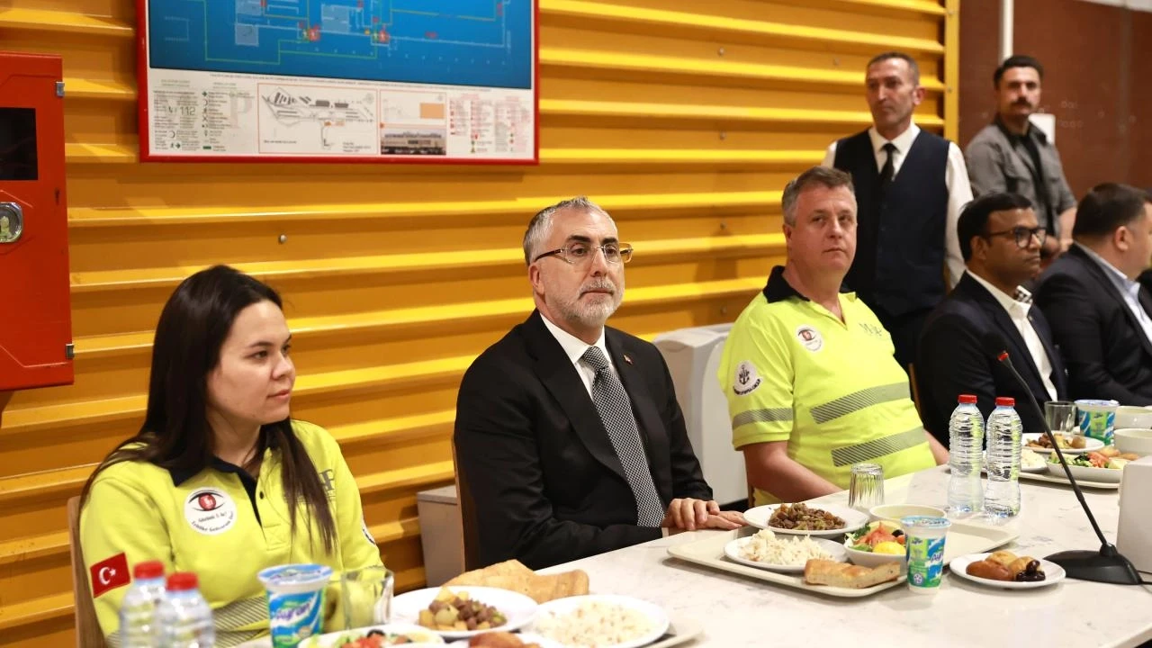 Çalışma ve Sosyal Güvenlik Bakanı Işıkhan, Mersin'de liman işçileriyle iftarda buluştu