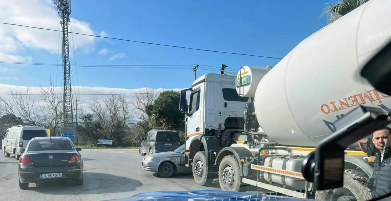 Erdek’te trafik kazası: Işık ihlali yapan otomobil beton mikseriyle çarpıştı