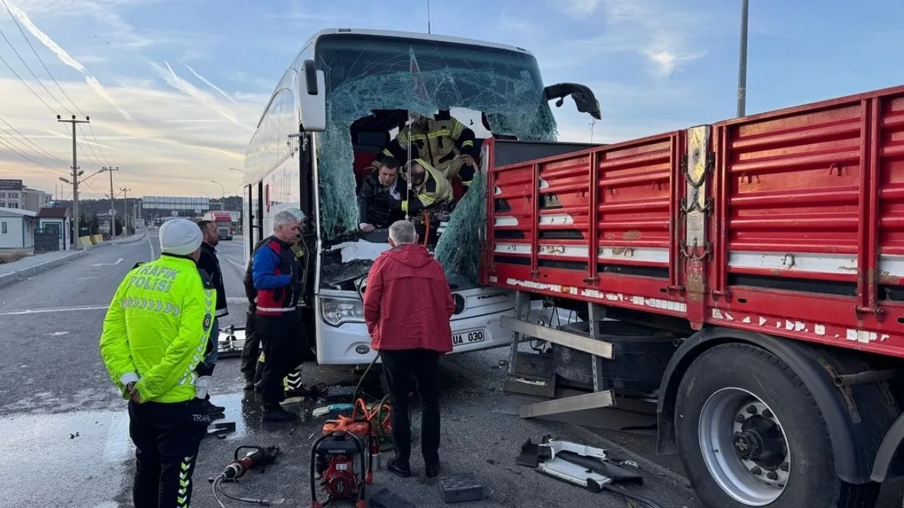 Kütahya'da yolcu otobüsü tıra çarptı: 14 yaralı!