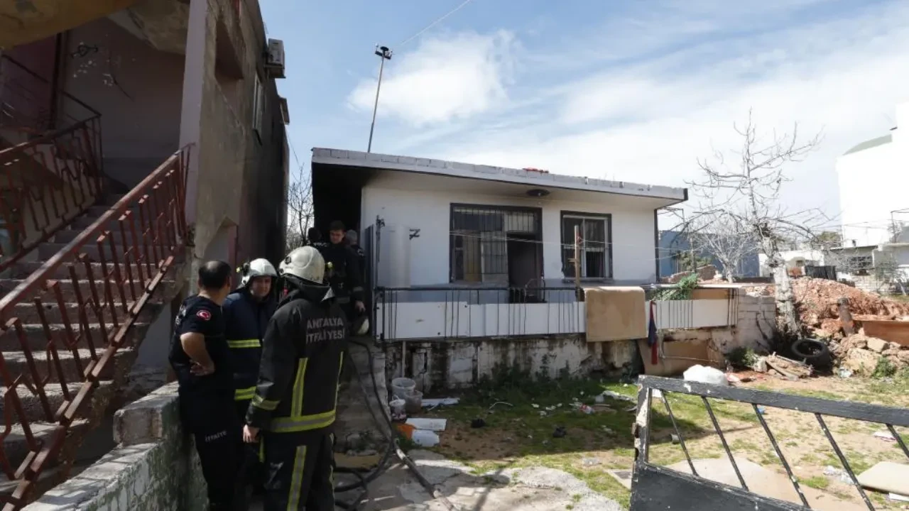 Antalya'da gecekondu yangını: 2 aylık bebek mahsur kaldı iddiası!