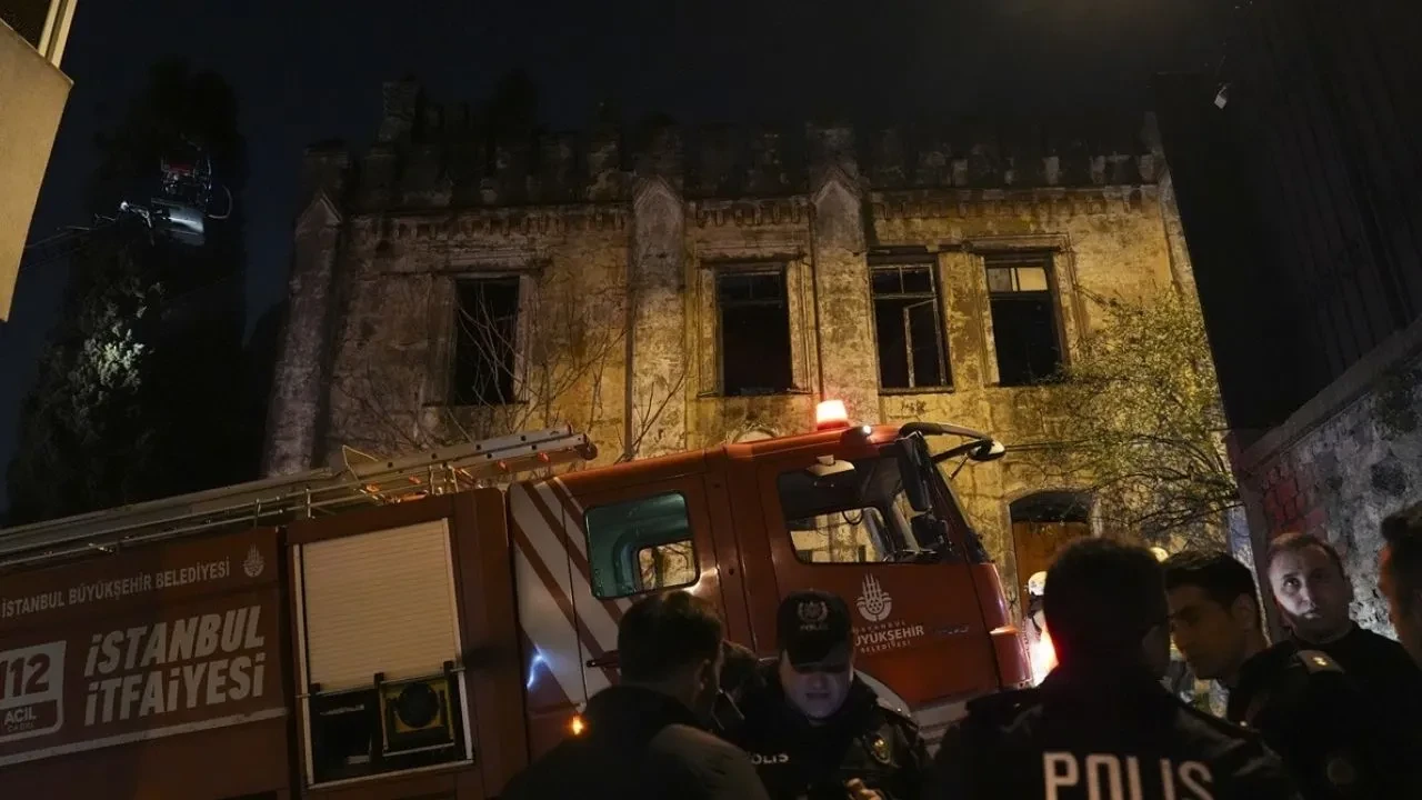 Sarıyer'de yangın: Ahşap bina yandı