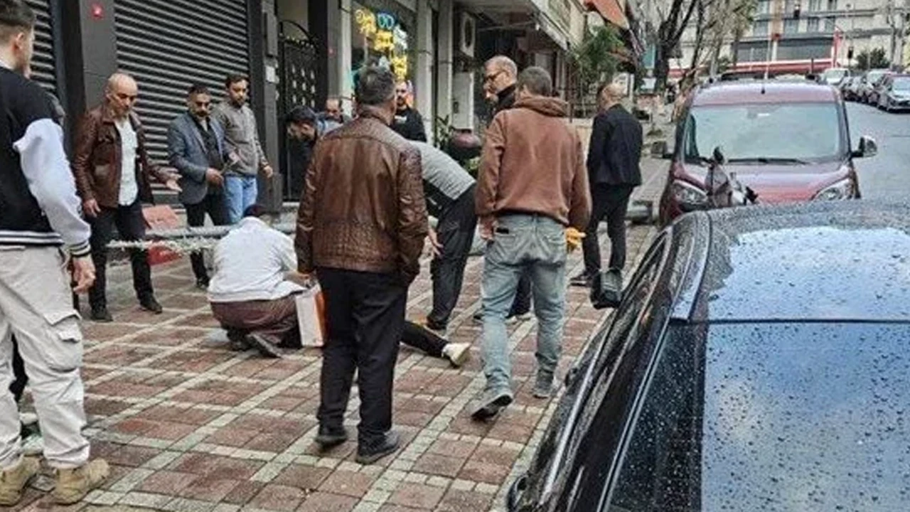 Bayrampaşa'da trajik kaza: Üzerine aydınlatma direği düşen adam, ağır yaralandı!