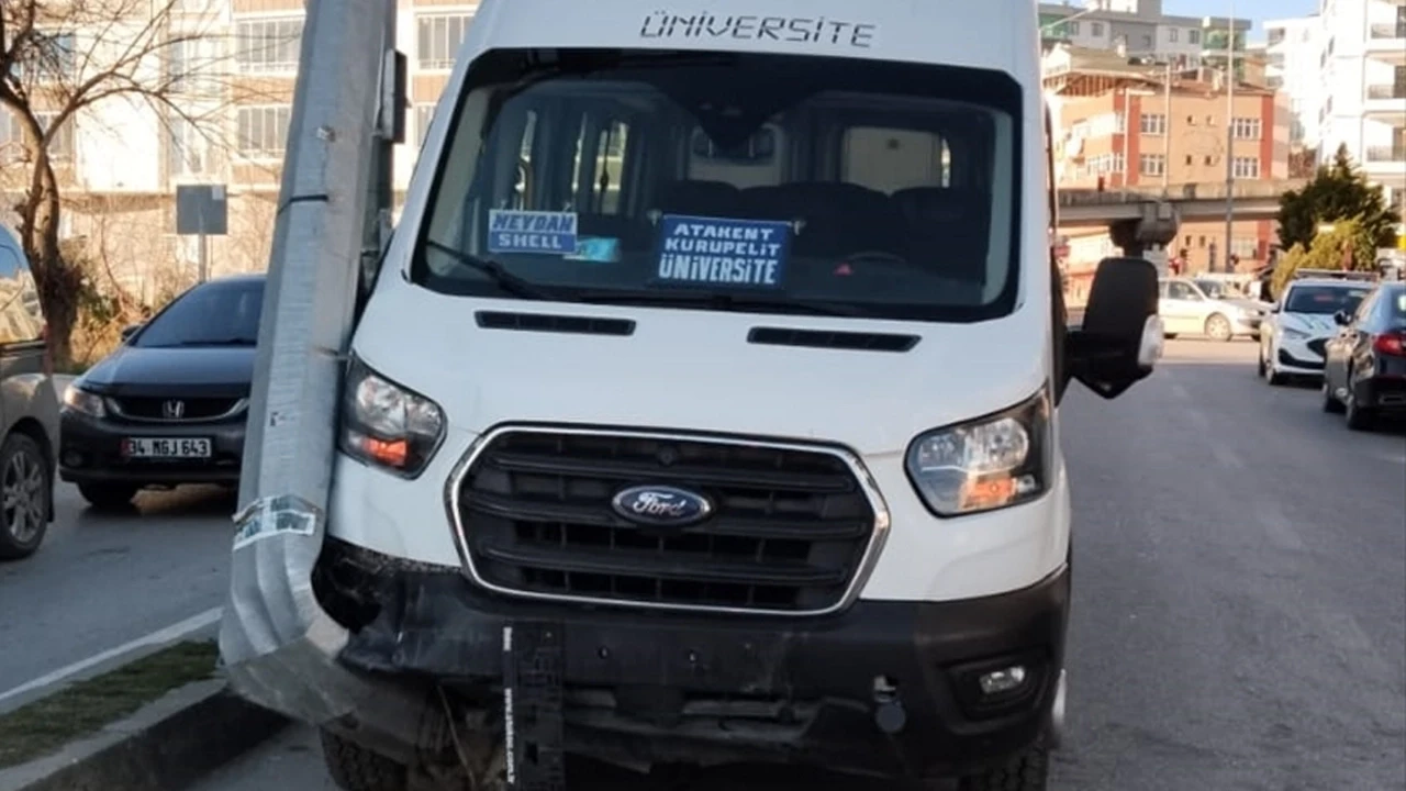 Samsun'da minibüs elektrik direğine çarptı! 1 ölü