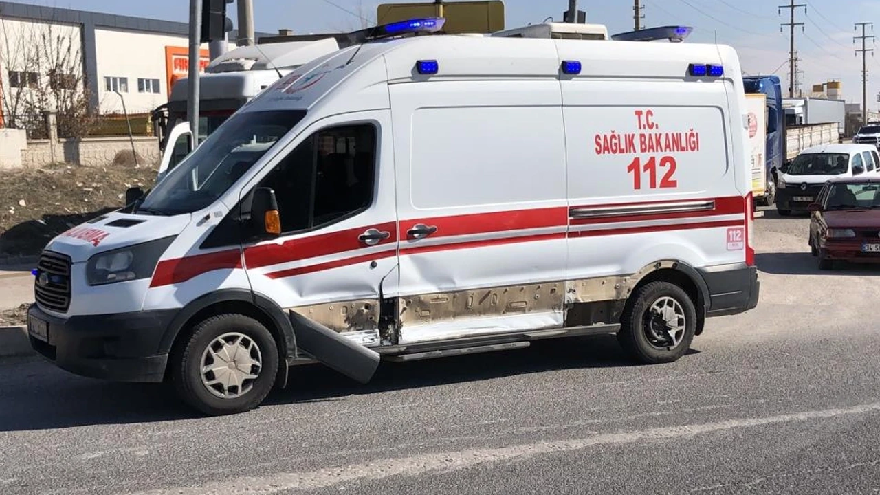 Elazığ'da feci kaza: Ambulans ile otomobil çarpıştı! Yaralılar var