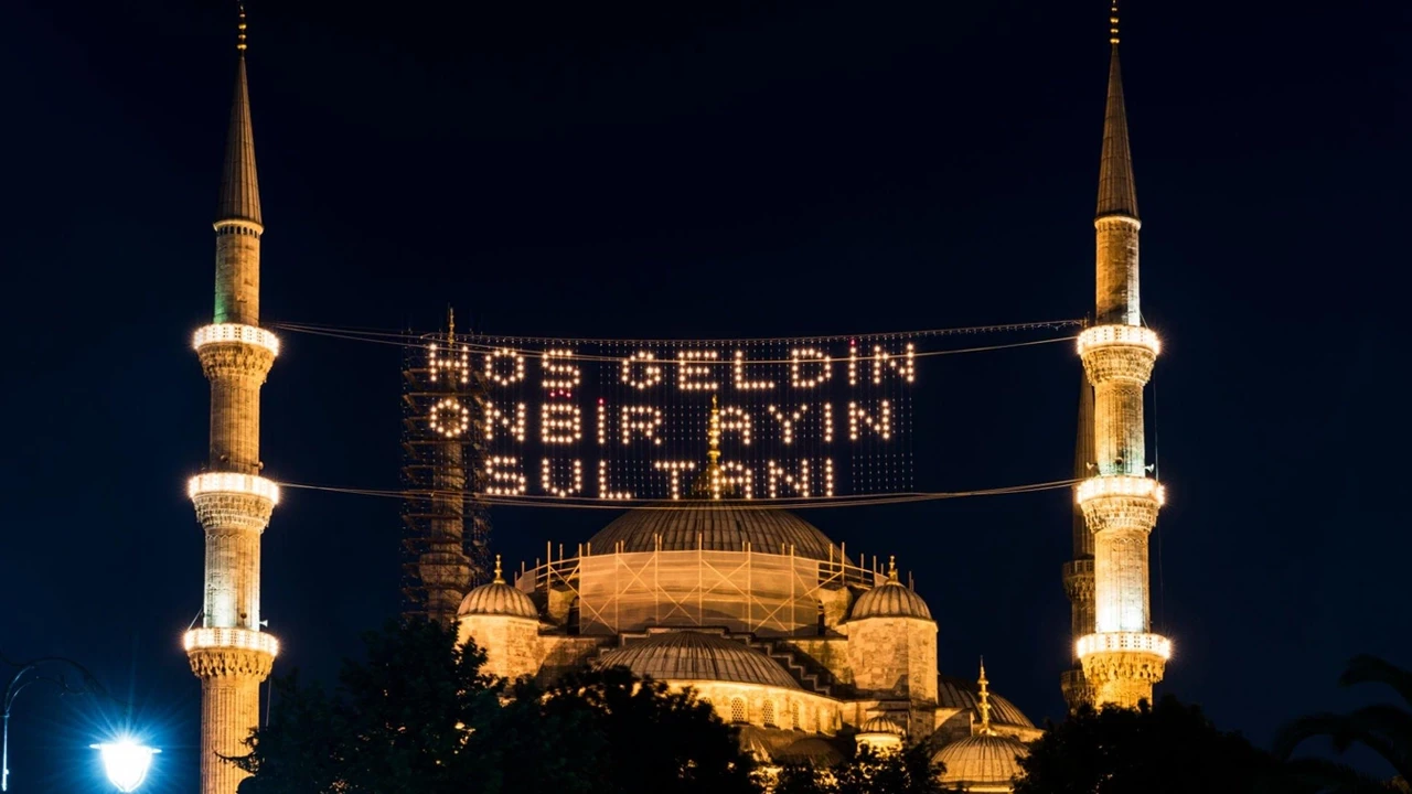 Mahya nedir? İftar ve sahur arasında geleneksel bir ışık: Mahyanın önemi ve geçmişi