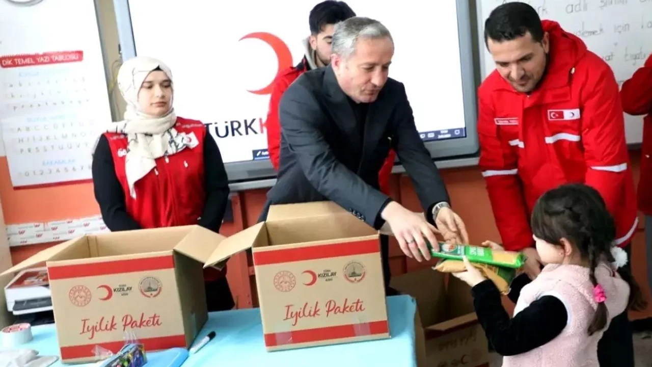 Ağrı'da 'Bir Sınıf Bir Koli' projesiyle Ramazan yardımları hız kesmeden devam ediyor