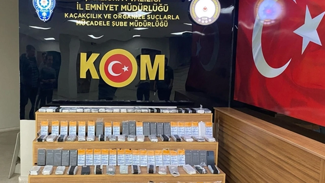 Şanlıurfa'da kaçakçılıkla mücadele: 345 gümrük kaçağı cep telefonu ele geçirildi