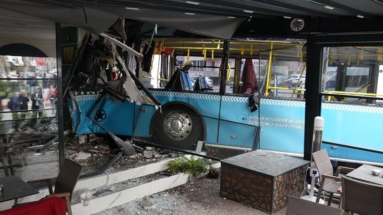 Antalya'da halk otobüsü kafeye daldı: Çok sayıda yaralı var!