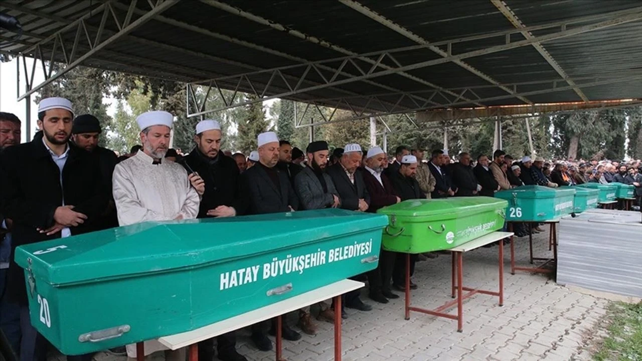 Hatay'da işçi servisi kazası: Hayatını kaybeden 6 kişi defnedildi