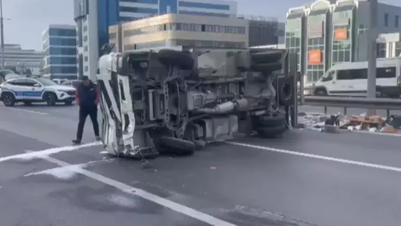 Bağcılar Basın Ekspres'te kamyonet devrildi! Yol trafiğe kapandı