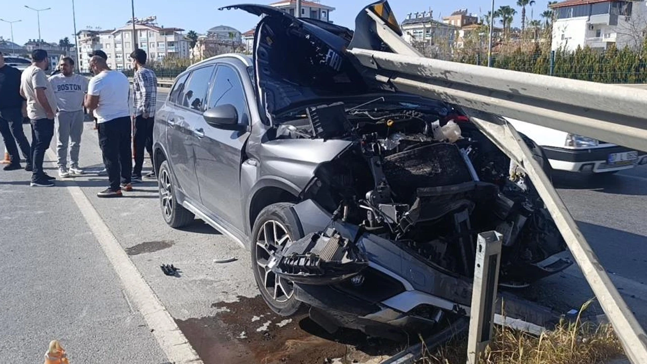 Antalya'da faciadan dönüldü: Otomobil demir bariyerlere saplandı!