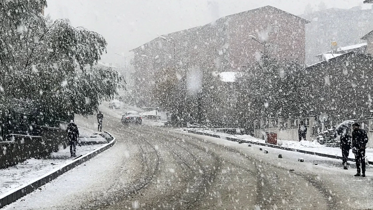 Soğuk hava ve kar yağışı Türkiye'yi etkisi altına alıyor! Mart kapıdan baktıracak